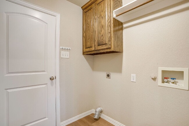 Building Photo - 3 bedroom, 2 bath Willow Park Beauty