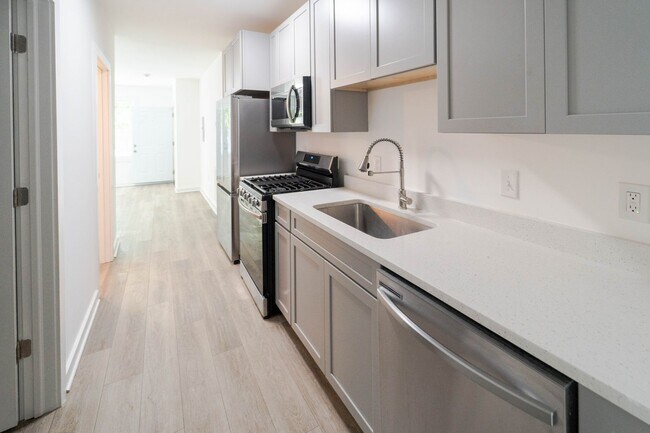 Building Photo - Move In Ready 2 BD 1 BA close to Metro, Sh...