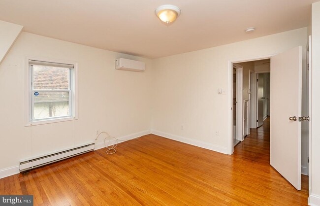 Building Photo - 240 Henley Rd