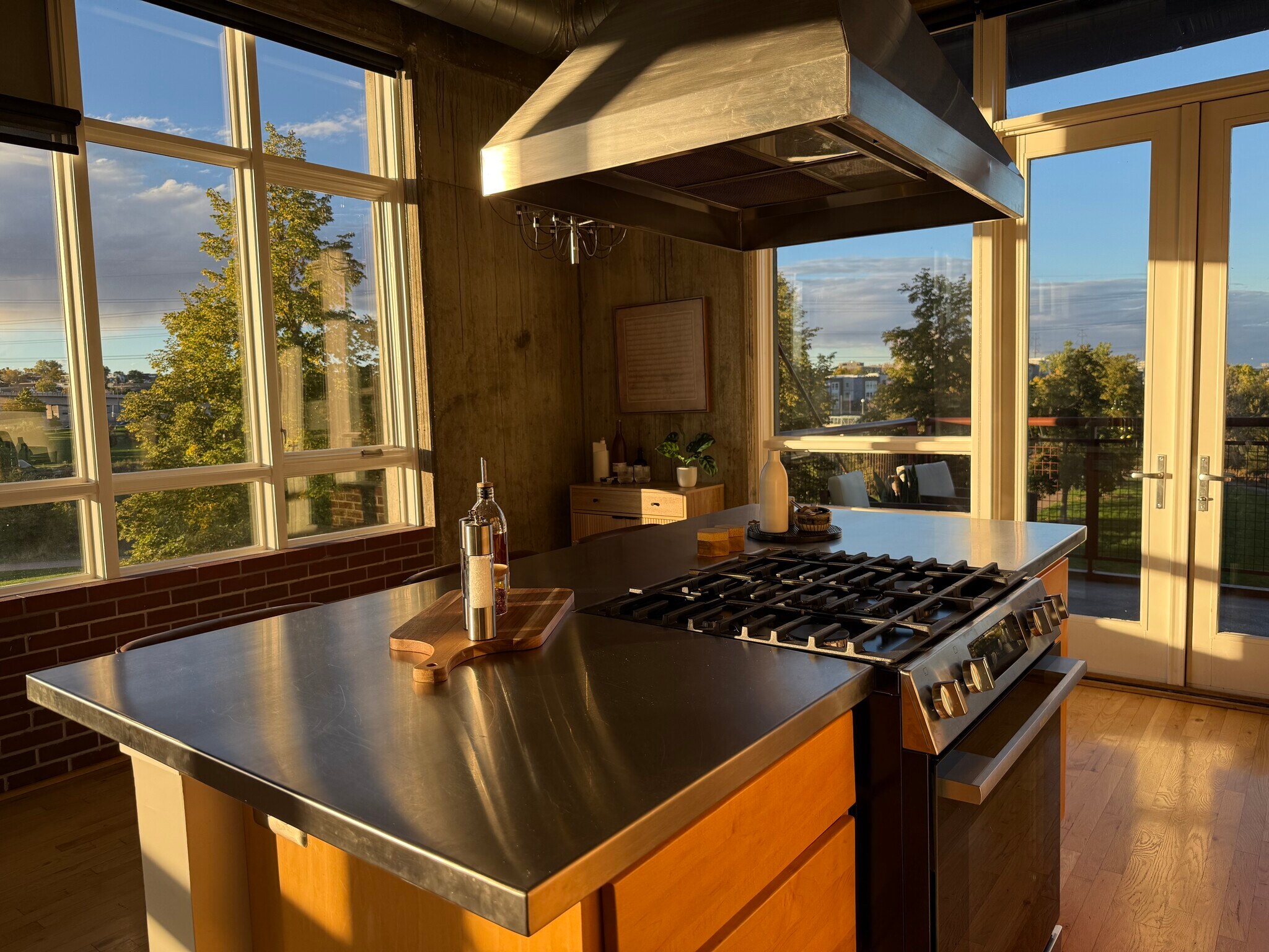 Building Photo - 2000 Little Raven St