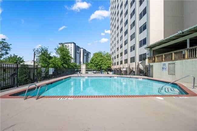 Building Photo - 2479 Peachtree Rd NE