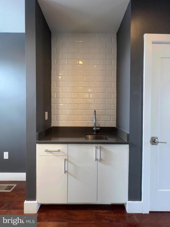 Building Photo - 423 Wallace St