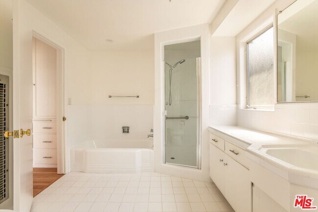 Building Photo - 2535 Ivanhoe Dr