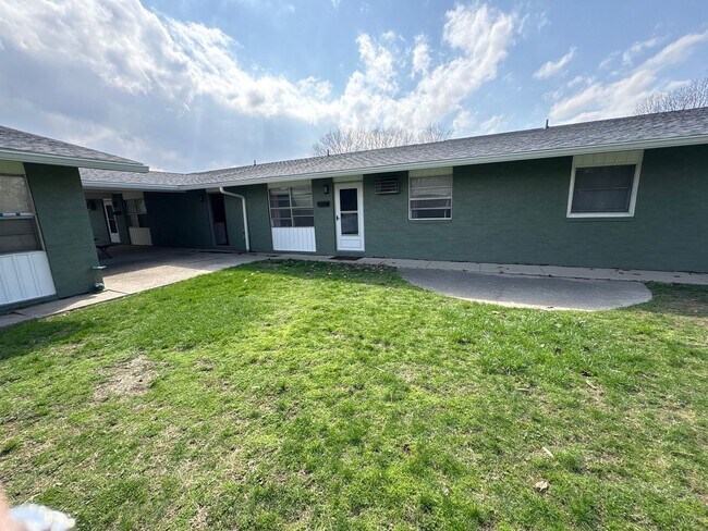 Building Photo - Close to Campus