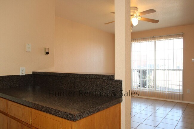 Building Photo - 2 Bedroom Townhome Ready For You!
