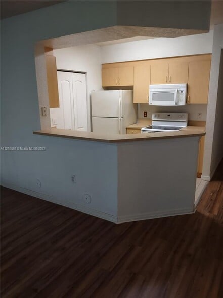 Primary Photo - 208 Belmont Ln