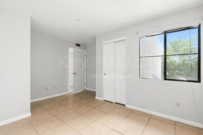 Building Photo - 1005 E 8th St