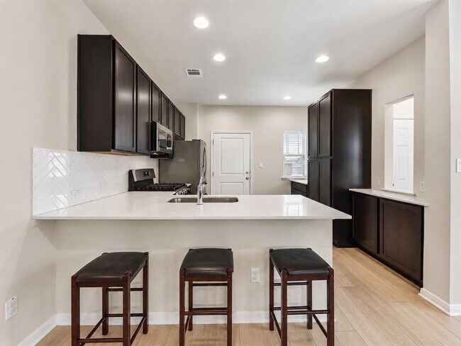 Building Photo - 6403 Principale Dr