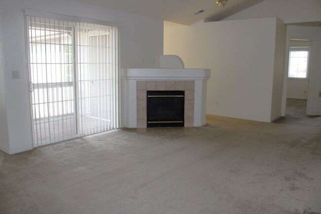 Building Photo - Lovely Two Bedroom Condo in Greeley