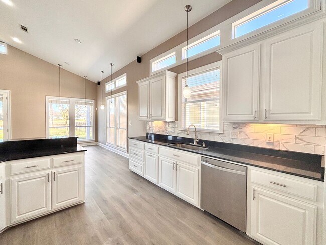 Building Photo - Stunning 5-Bedroom Home with Breathtaking Lake & Golf Course Views – Pelican Point Subdivision