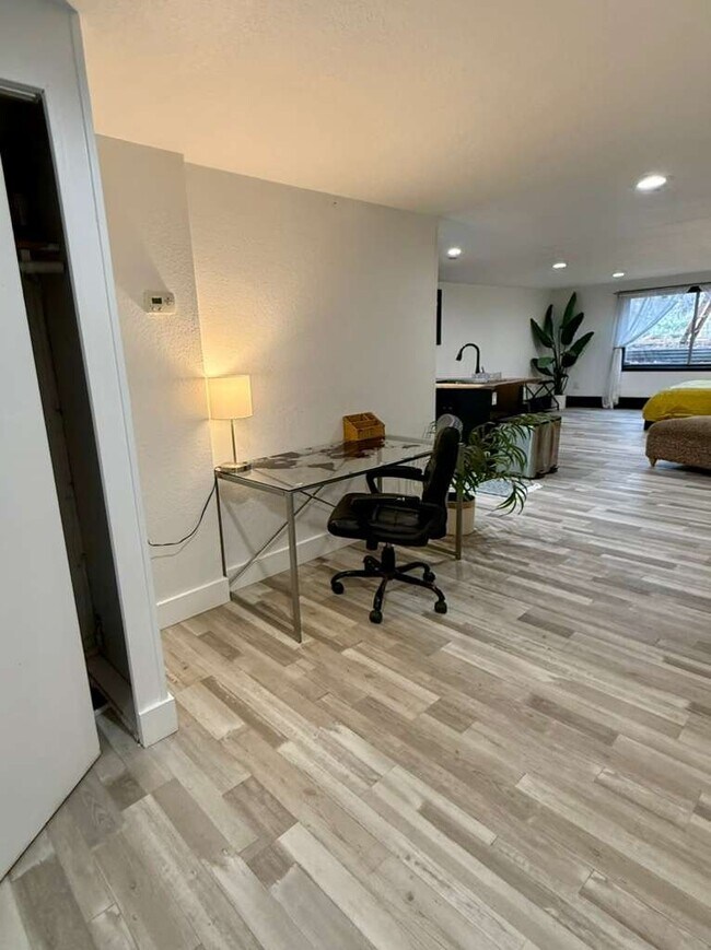 Building Photo - 706 E Stuart St