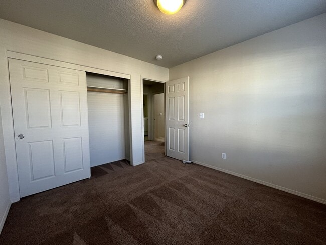 Building Photo - Charming 3-Bed, 3-Bath Home with Bright Ki...