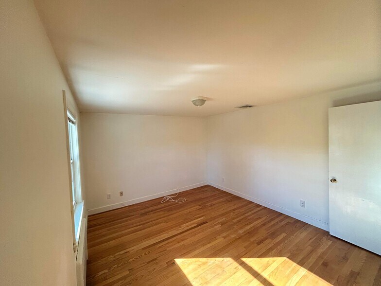 Building Photo - 61 Oakley Ln