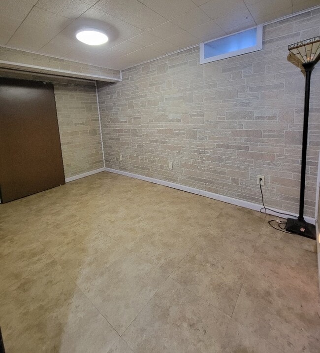 Building Photo - 515 N 8th Ave