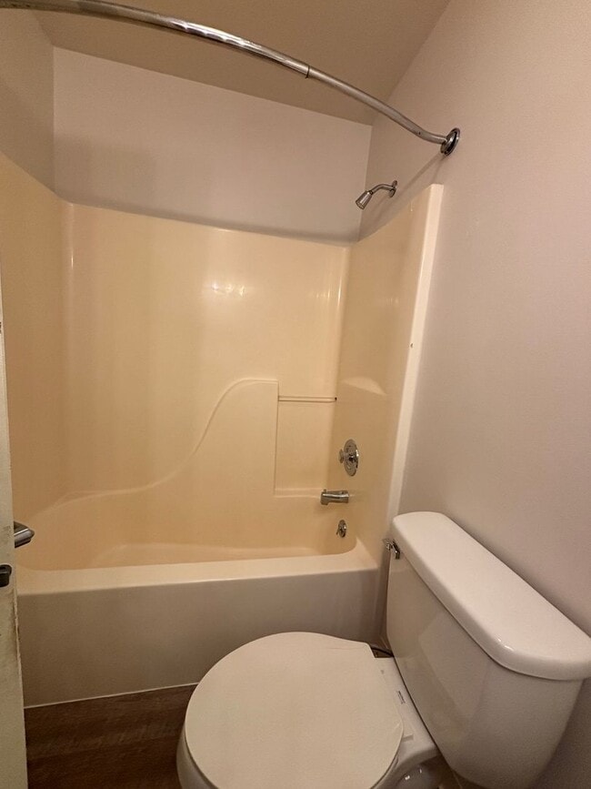 Building Photo - 4 Bedroom Townhome in Hawks Ridge