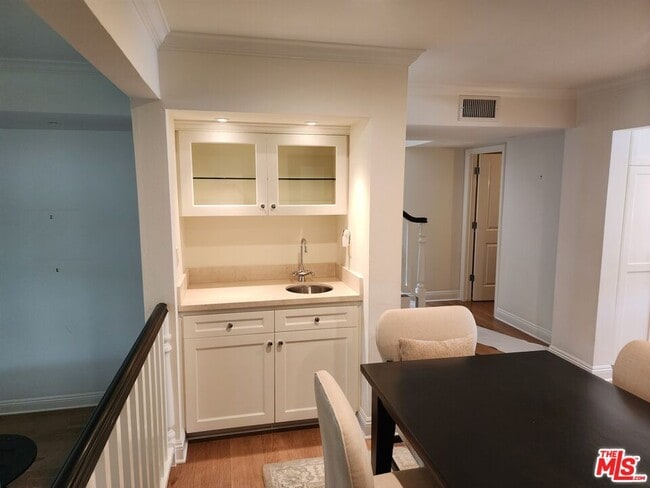 Building Photo - 1546 Palisades Dr
