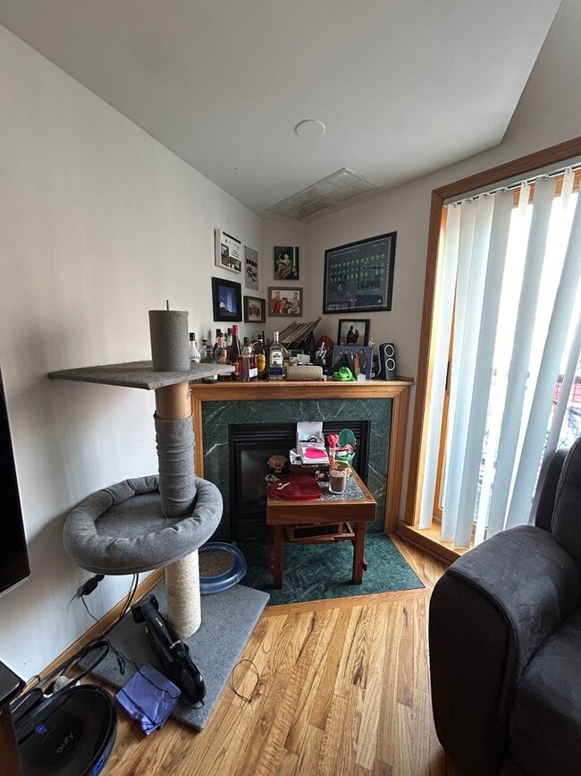 Building Photo - 865 W Buckingham Pl