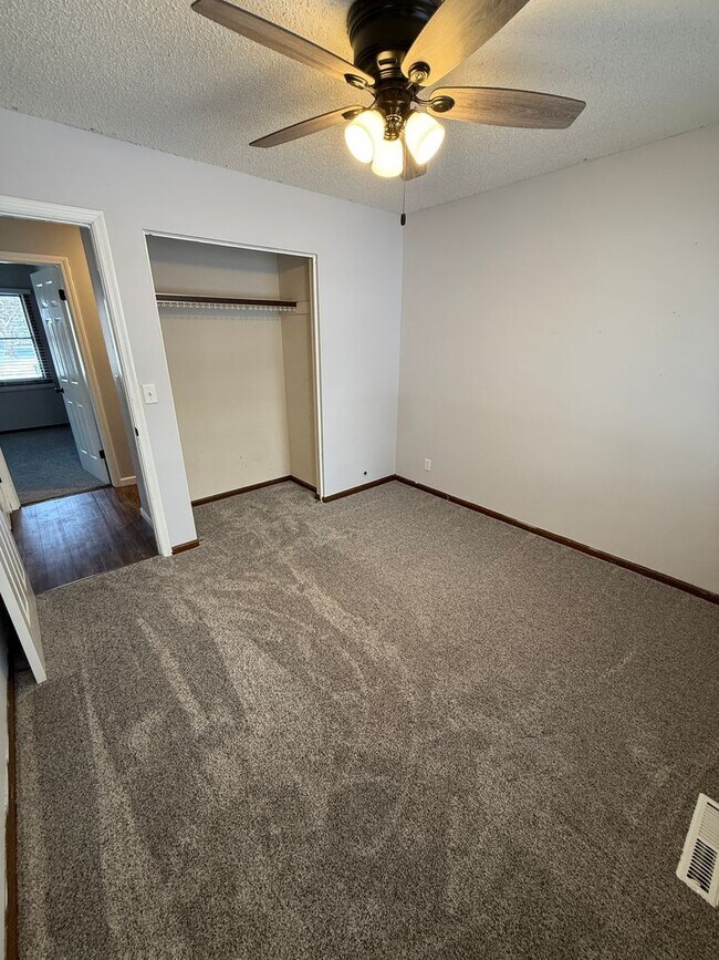 Building Photo - Welcome to this charming 3-bedroom, 2-bathroom home located in the heart of East Grand Forks, MN.