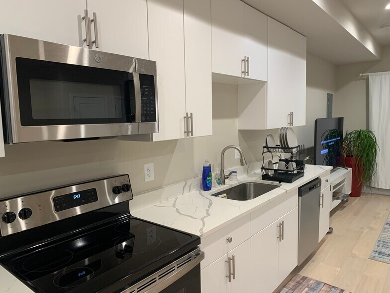 Building Photo - 2512 Elvans Rd SE