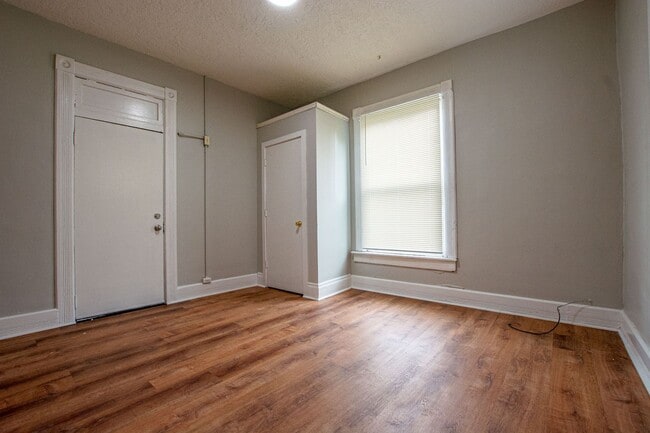 Building Photo - 2 Bedroom / 1 Bath House