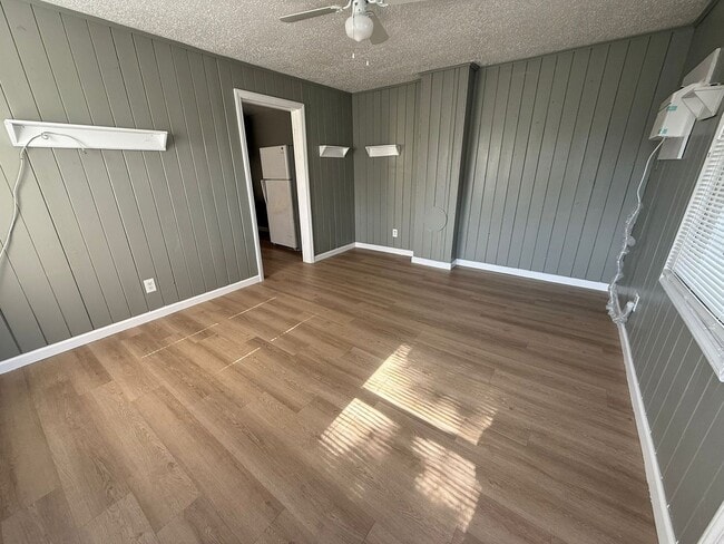 Building Photo - Mulberry- 2/1 Duplex, Immediate Move-In