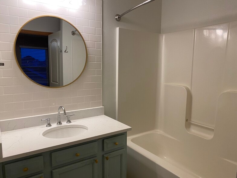 Building Photo - 2011 SW Reunion Cir