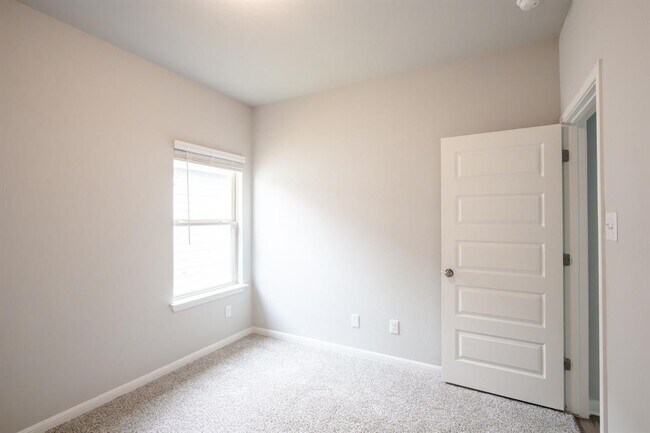 Building Photo - 208 Kellys Heroes Wy