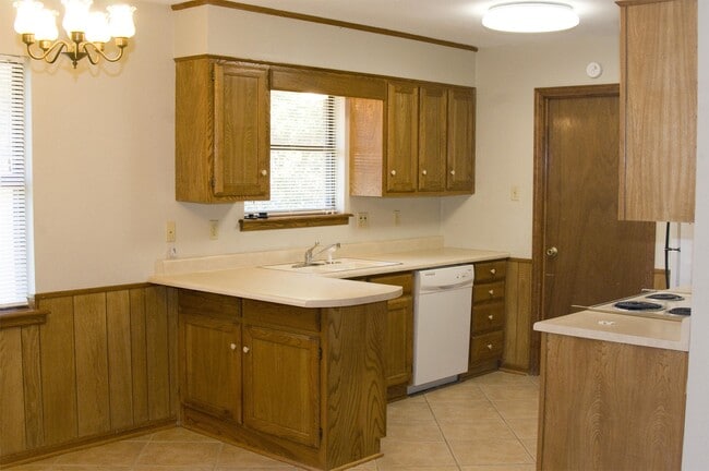 Building Photo - 111 Briarwood Ln