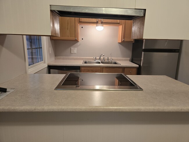 Building Photo - 5580 Shorewood Ln