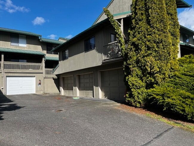 Building Photo - 2 Bedroom 1.5 Bath Townhouse Close to WWU ...