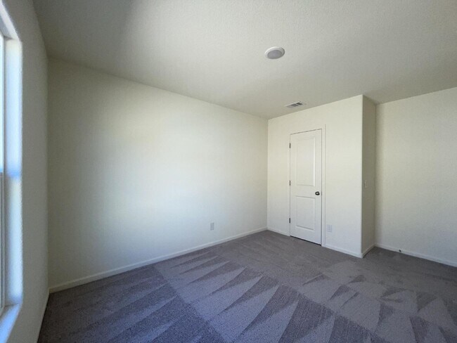 Building Photo - BHCRENT.COM 3 bed 2 bath 2 car garage, gat...