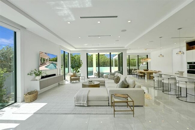 Building Photo - 1111 SE 9th Ave