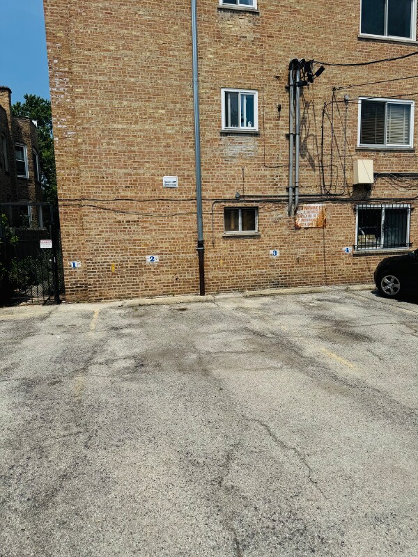 Building Photo - 1429 W Jarvis Ave