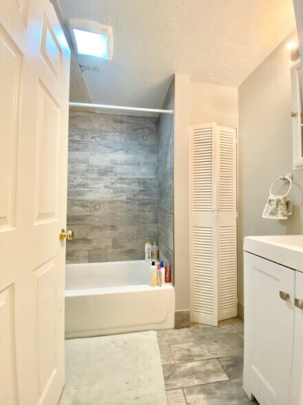 Building Photo - 96 Calumet St