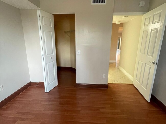 Building Photo - 2 Bedroom Condo in Pembroke Pines