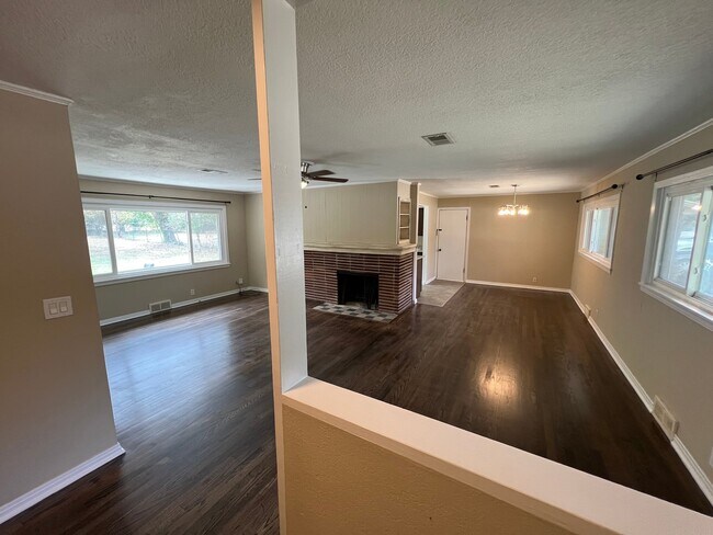 Building Photo - 2121 W Wedington Dr