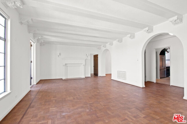 Building Photo - 450 N Rossmore Ave