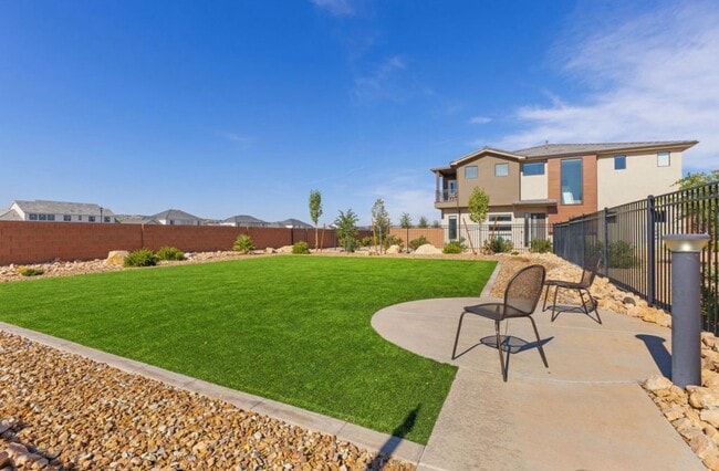 Building Photo - SPACIOUS PATIO HOME FOR RENT!