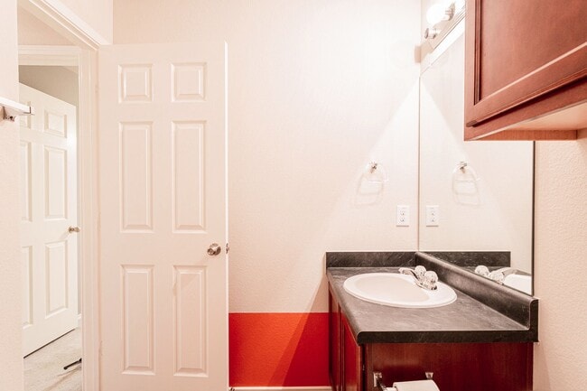 Building Photo - Charming 3-Bedroom in Highland Park with P...