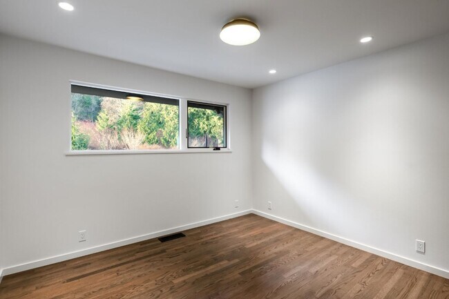 Building Photo - 3Bd/1.75Ba Shoreline Home