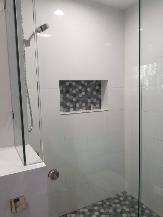 Master en-suite bathroom - 1715 NE 11th St