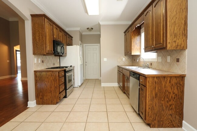 Building Photo - GREAT RENTAL IN FOX HOLLOW SUBDIVISION!