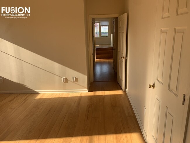 Building Photo - Top Floor Remolded Penthouse on College Street!