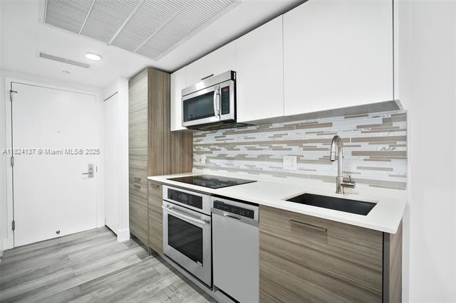 Building Photo - 1300 Brickell Bay Dr