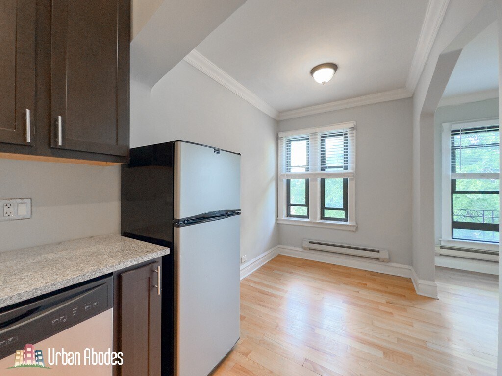 Building Photo - 4735 N Hermitage Ave