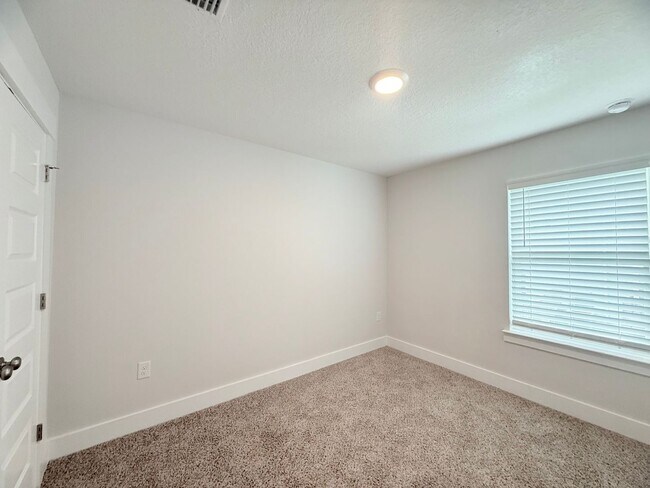 Building Photo - Stunning Townhome – Prime Pensacola Location