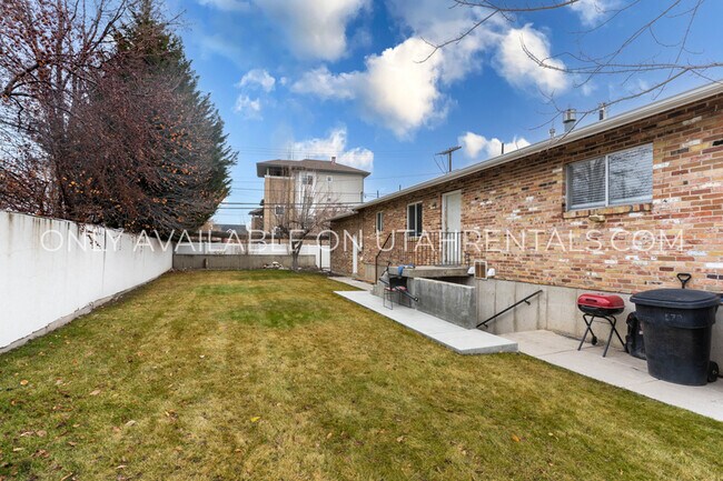 Building Photo - 1855 N 550 W