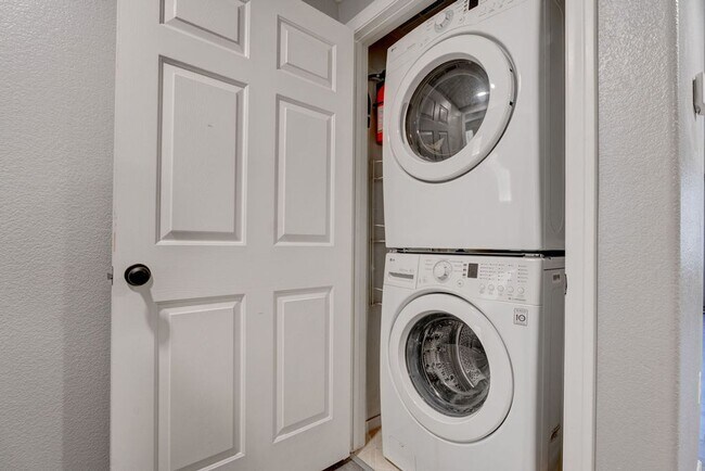 Building Photo - 855 N Stephanie St