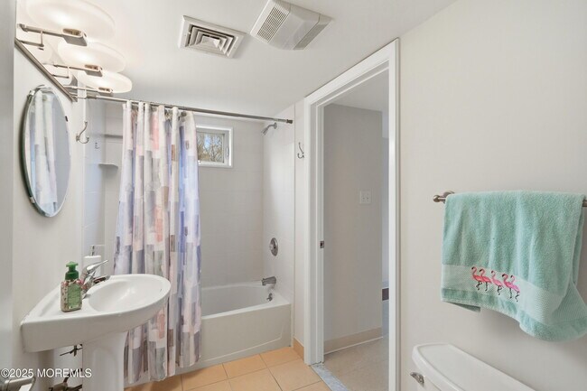 Building Photo - 400 S Main St