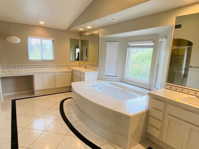 Building Photo - Spacious Encinitas home with open layout, upgraded kitchen, and private backyard